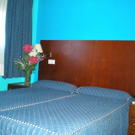 Auto Check In Hotel Las Nieves Jaca Bagian luar foto