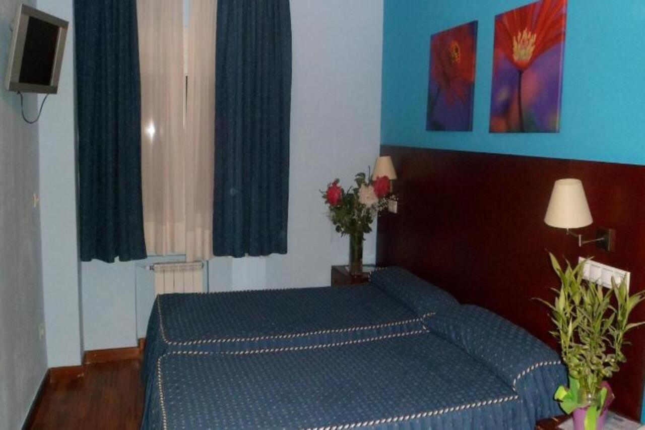 Auto Check In Hotel Las Nieves Jaca Bagian luar foto
