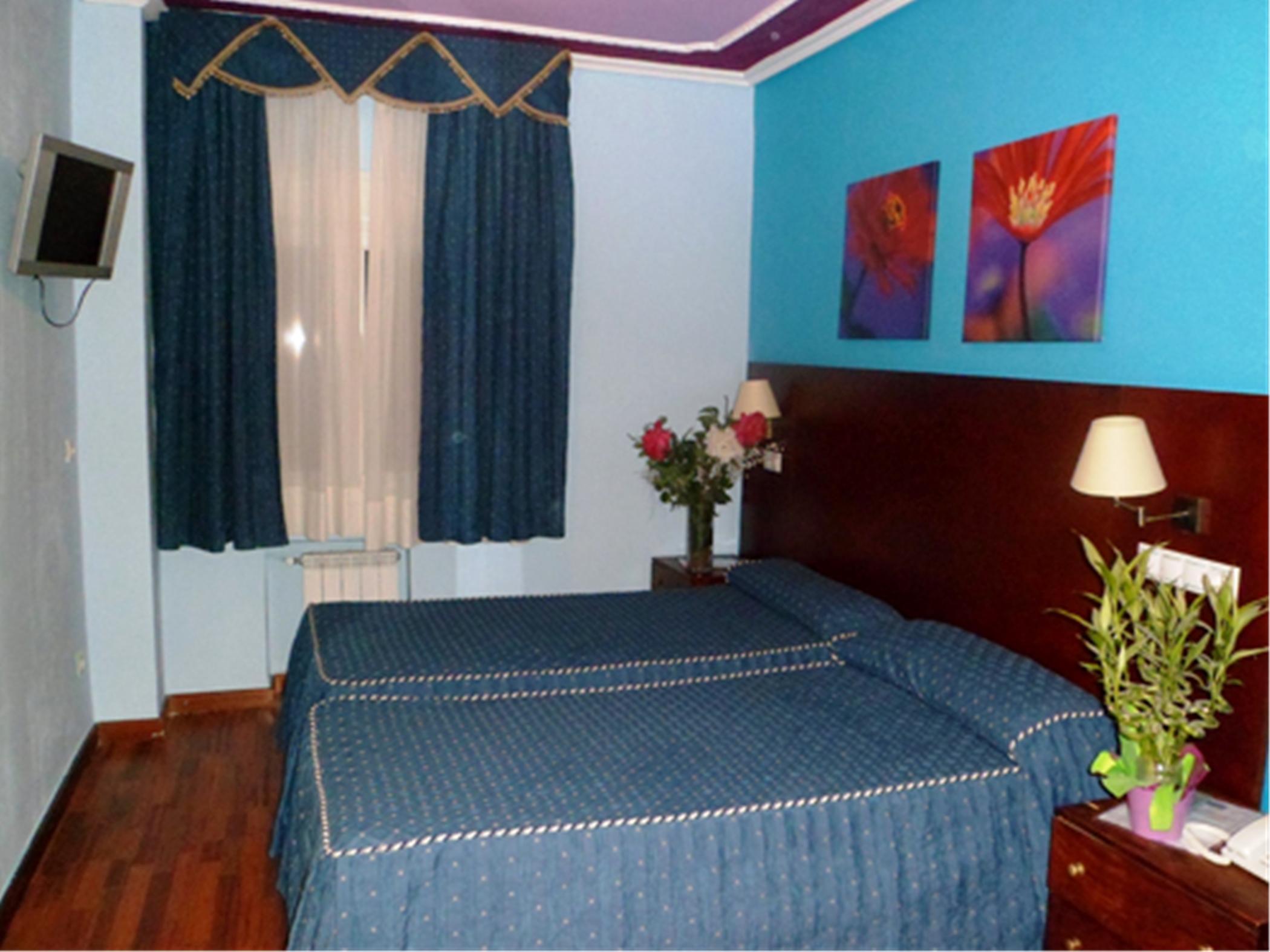 Auto Check In Hotel Las Nieves Jaca Bagian luar foto