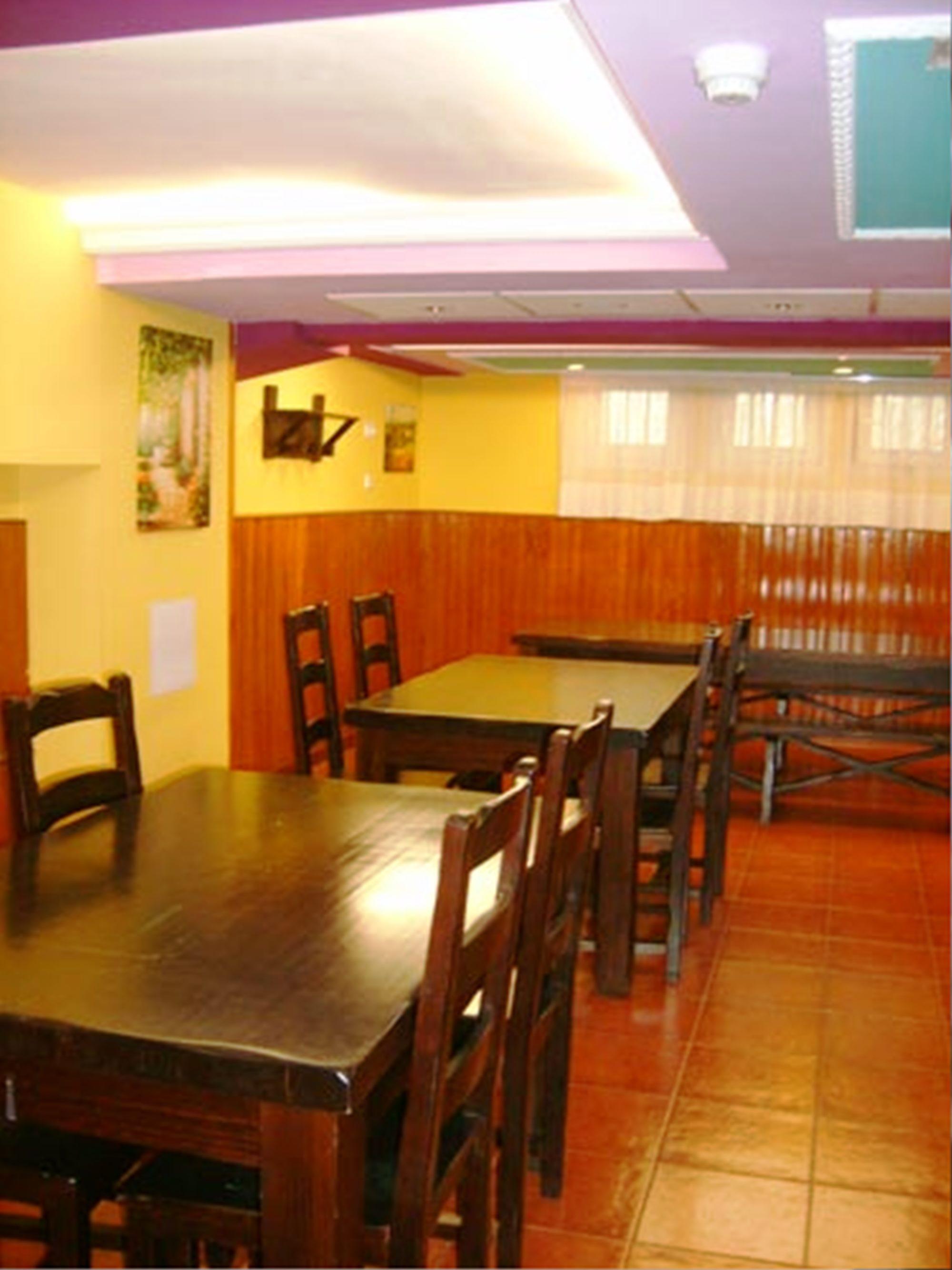 Auto Check In Hotel Las Nieves Jaca Bagian luar foto