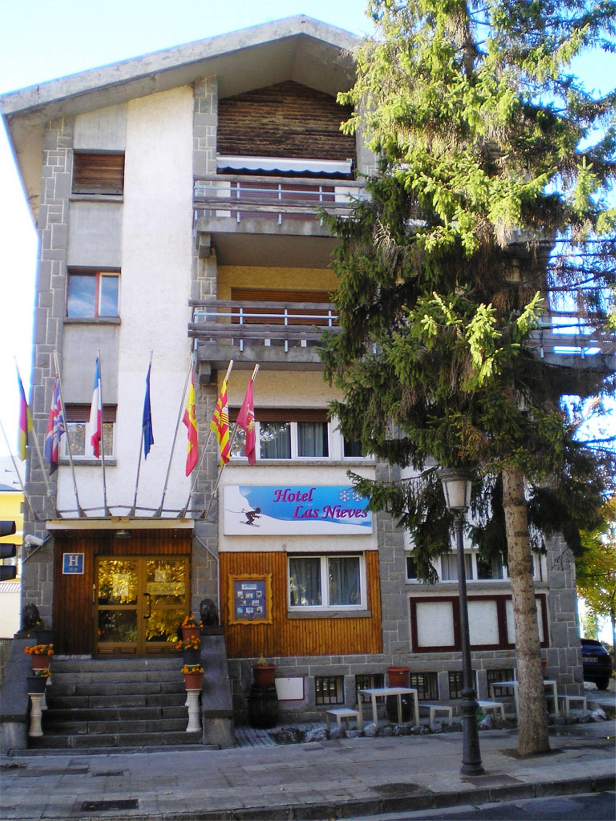 Auto Check In Hotel Las Nieves Jaca Bagian luar foto