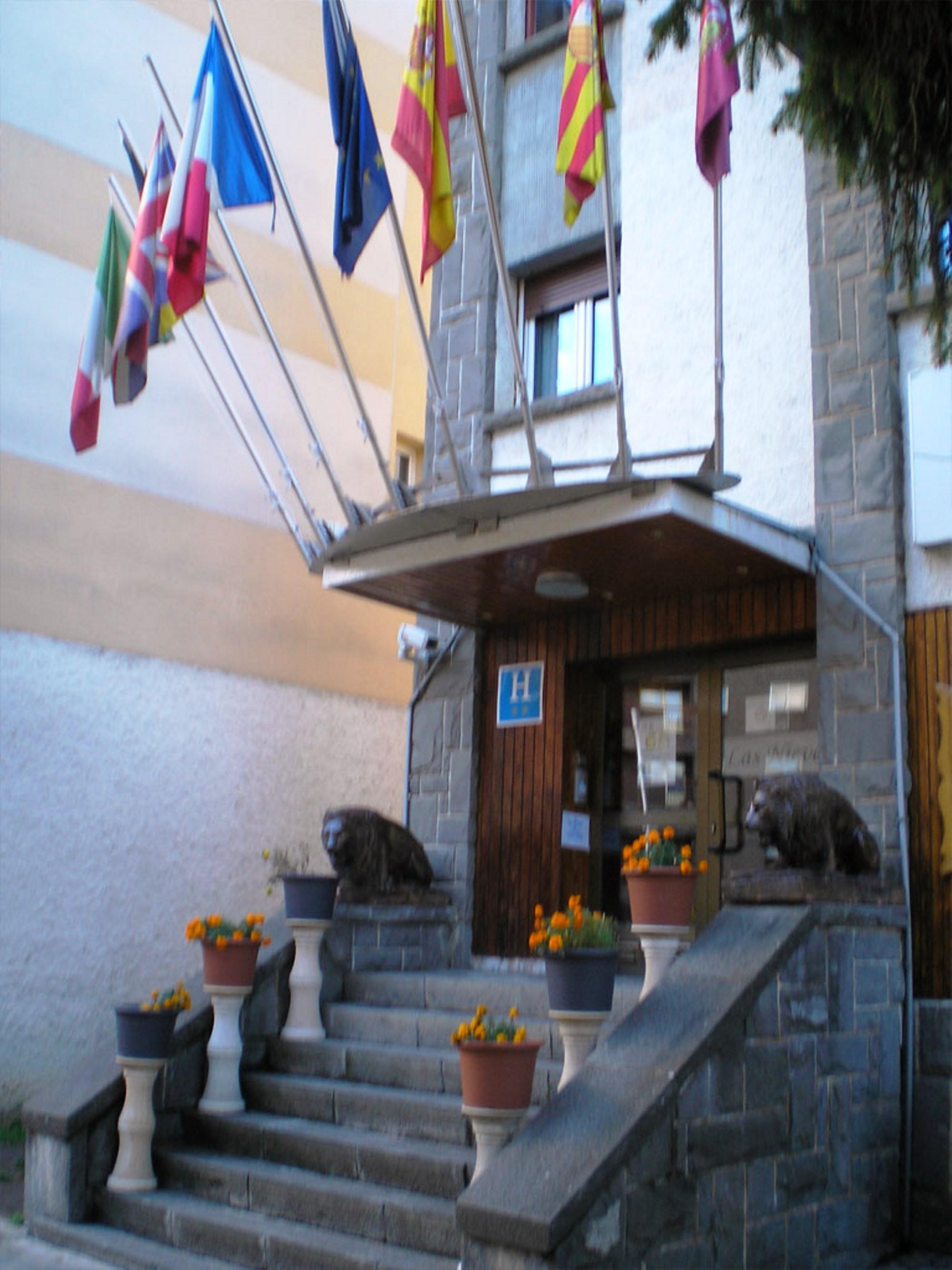 Auto Check In Hotel Las Nieves Jaca Bagian luar foto