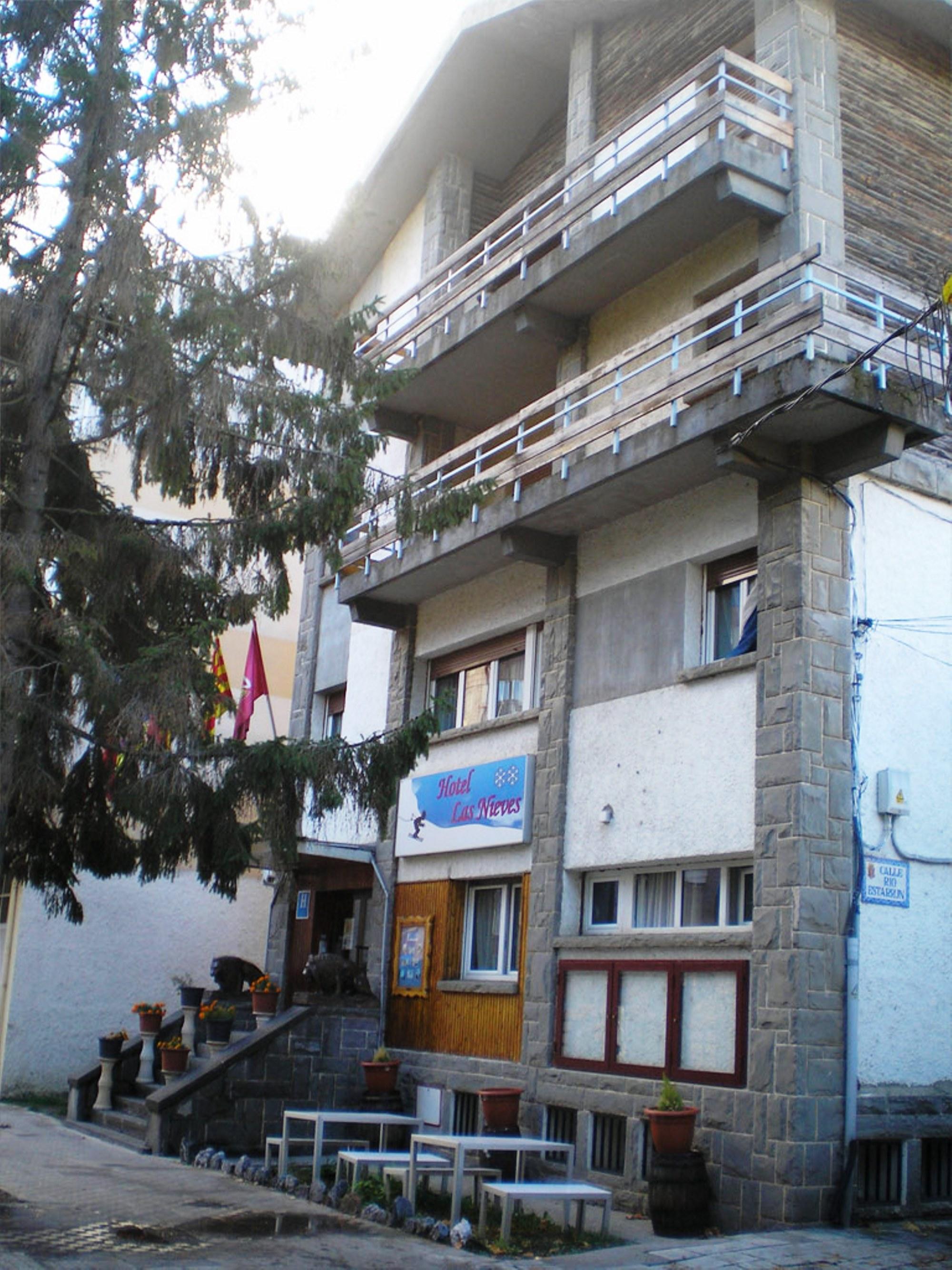 Auto Check In Hotel Las Nieves Jaca Bagian luar foto