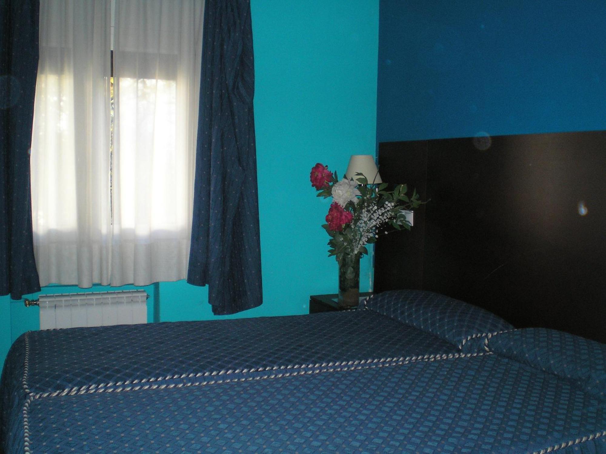 Auto Check In Hotel Las Nieves Jaca Bagian luar foto