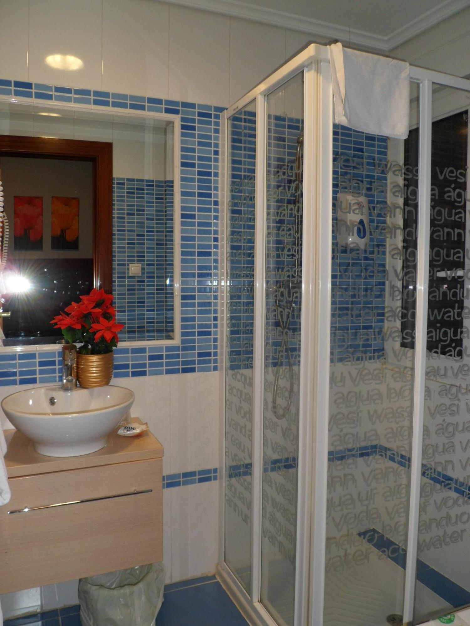 Auto Check In Hotel Las Nieves Jaca Bagian luar foto